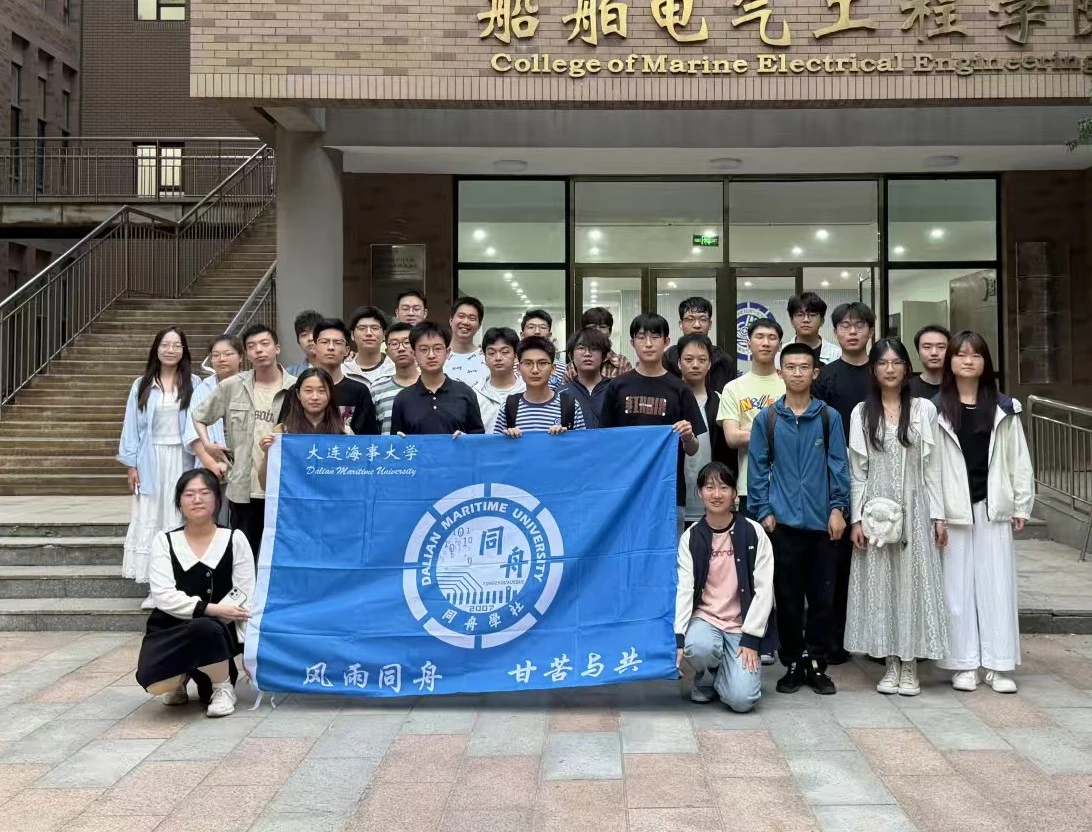 同舟学社成员在船舶电气工程学院前举社旗合影