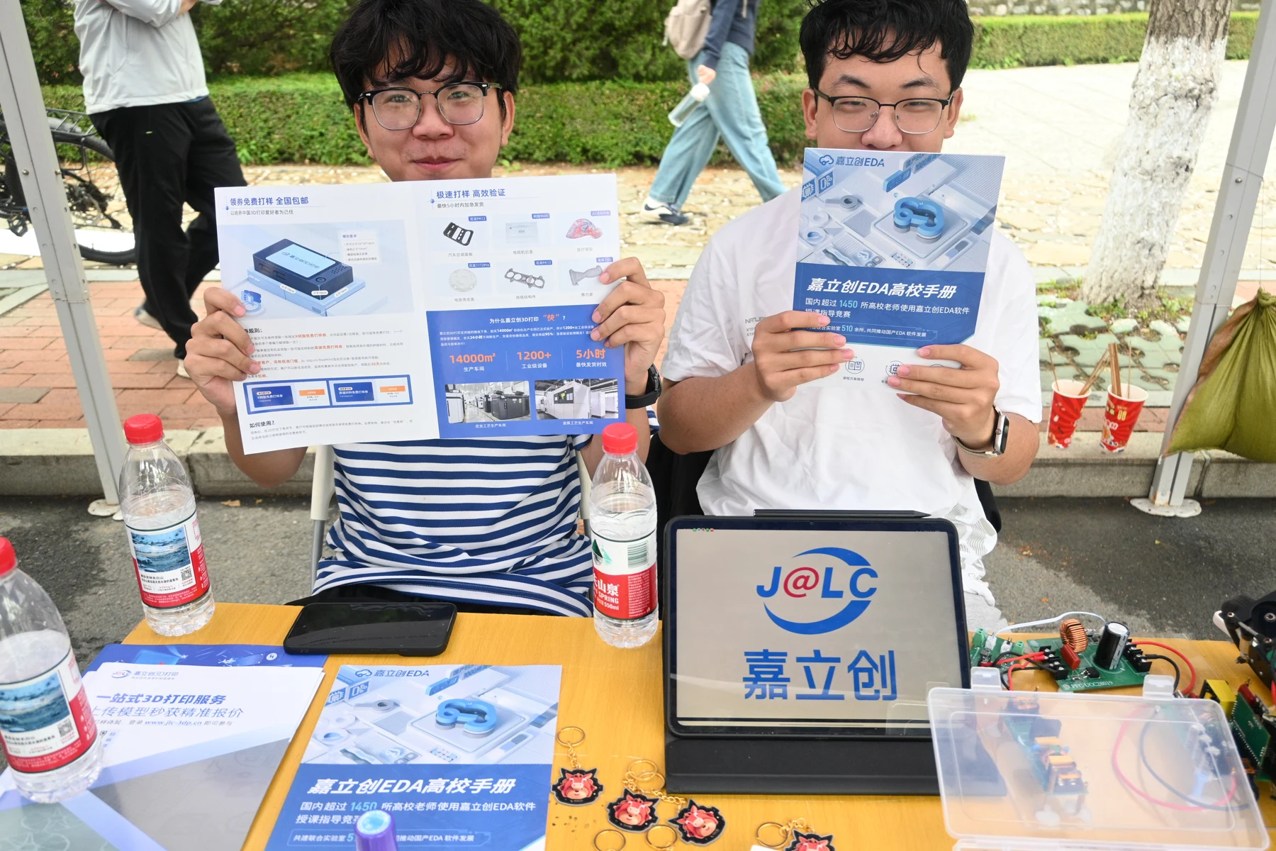 同舟学社成员在活动现场展示电子设计资料和作品